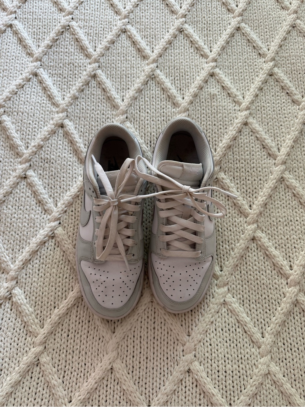 Woman’s low retro dunks grey and white